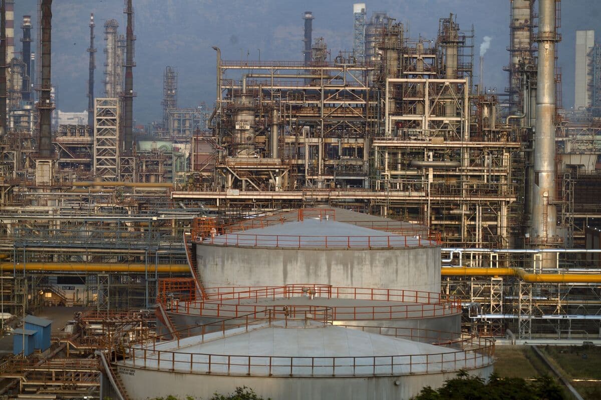 Indian Refineries Benefit from Increased Fuel Exports Amid Global Shortages