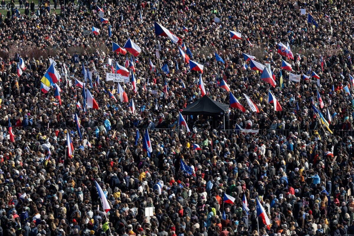 Hundreds of Thousands of Czechs Rally in Anti-Government Protest
