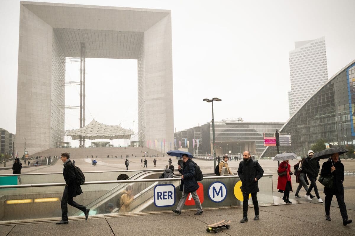 France's Economic Resilience Diminishes Amid Budget Deficit Concerns