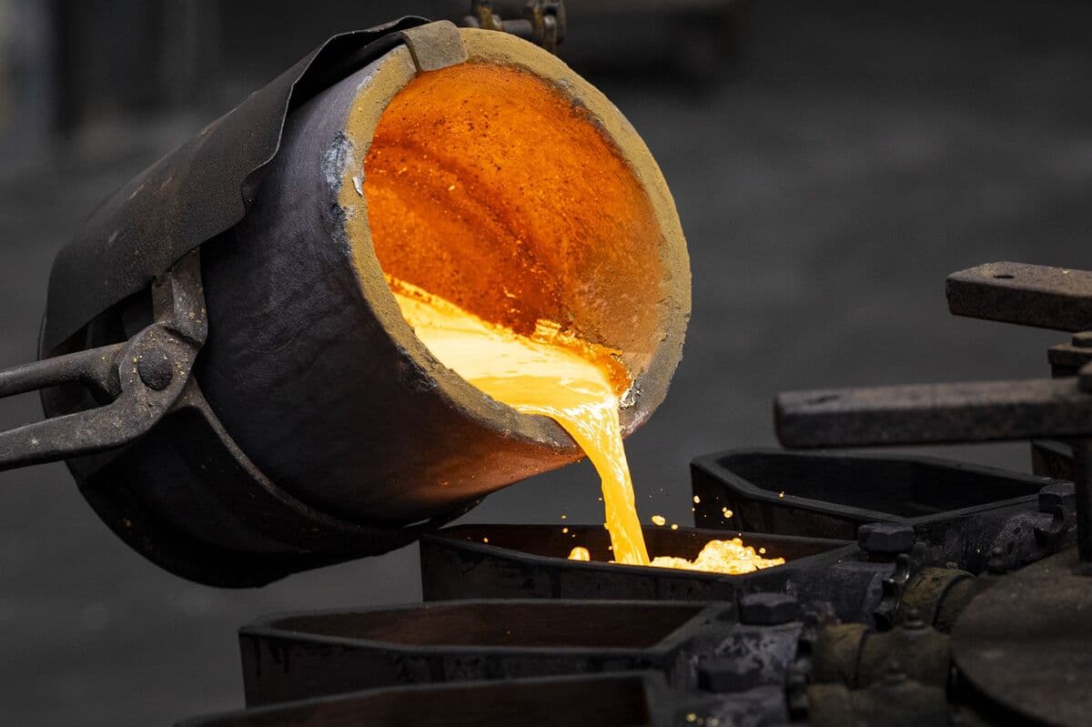 Gold Faces Third Weekly Decline Amid Hawkish Fed and Rate Hike Expectations