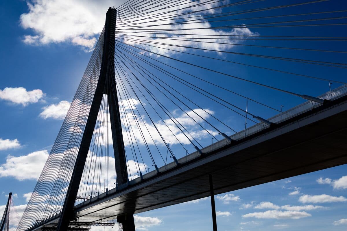 US and Canada Postpone Opening of Bridge Amid Trump’s Threats