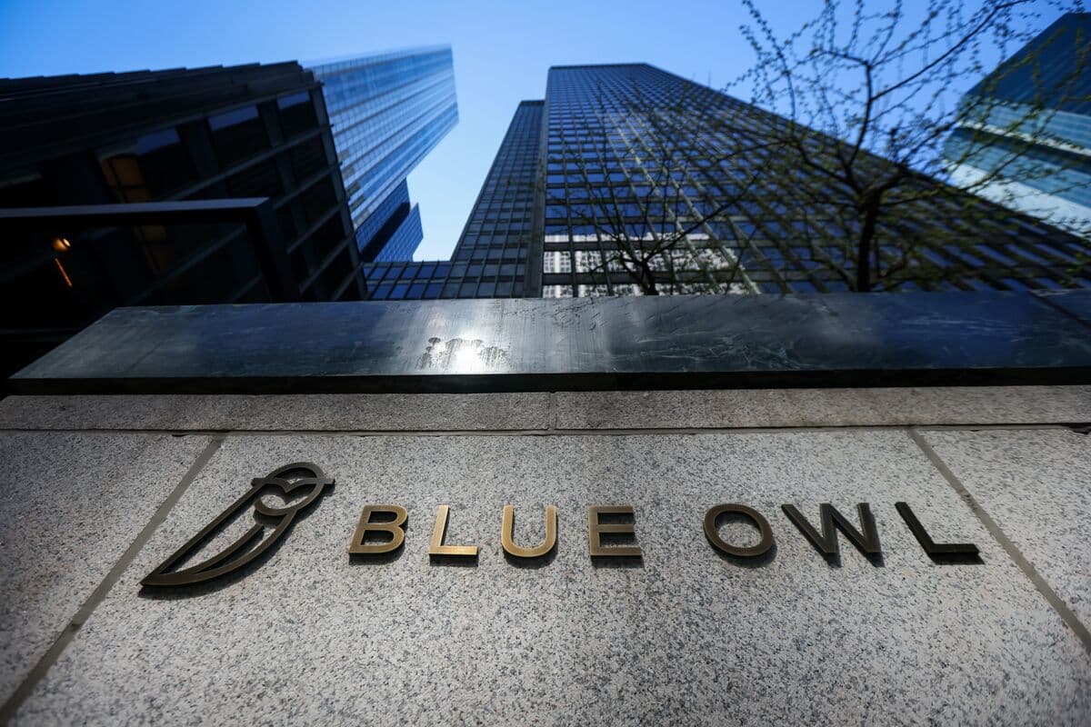 Blue Owl Fund Plans $500 Million Bond Sale Following Redemption Limits