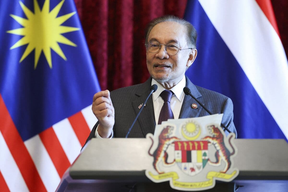 Barisan Nasional Secures Victory in Johor State Elections, Challenging Anwar's Coalition