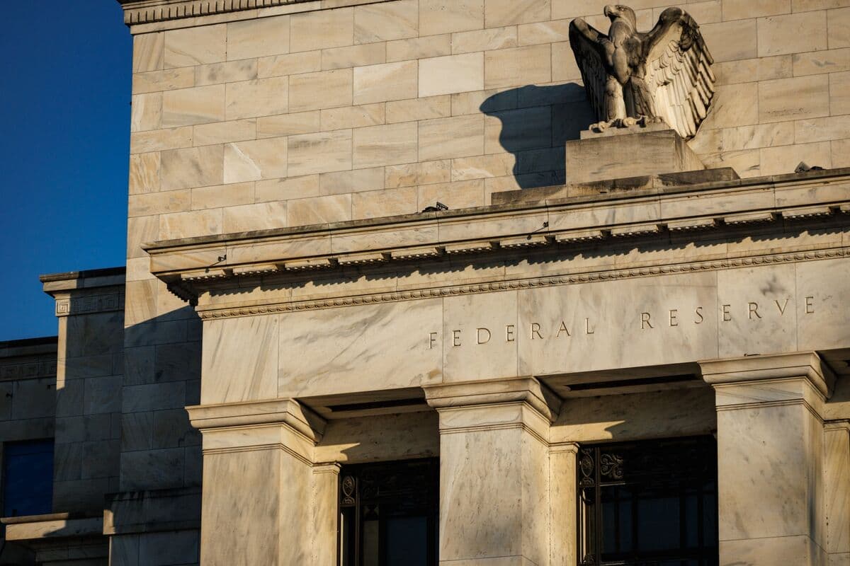 Options Traders Divided on Federal Reserve's Rate Direction as Warsh Era Begins