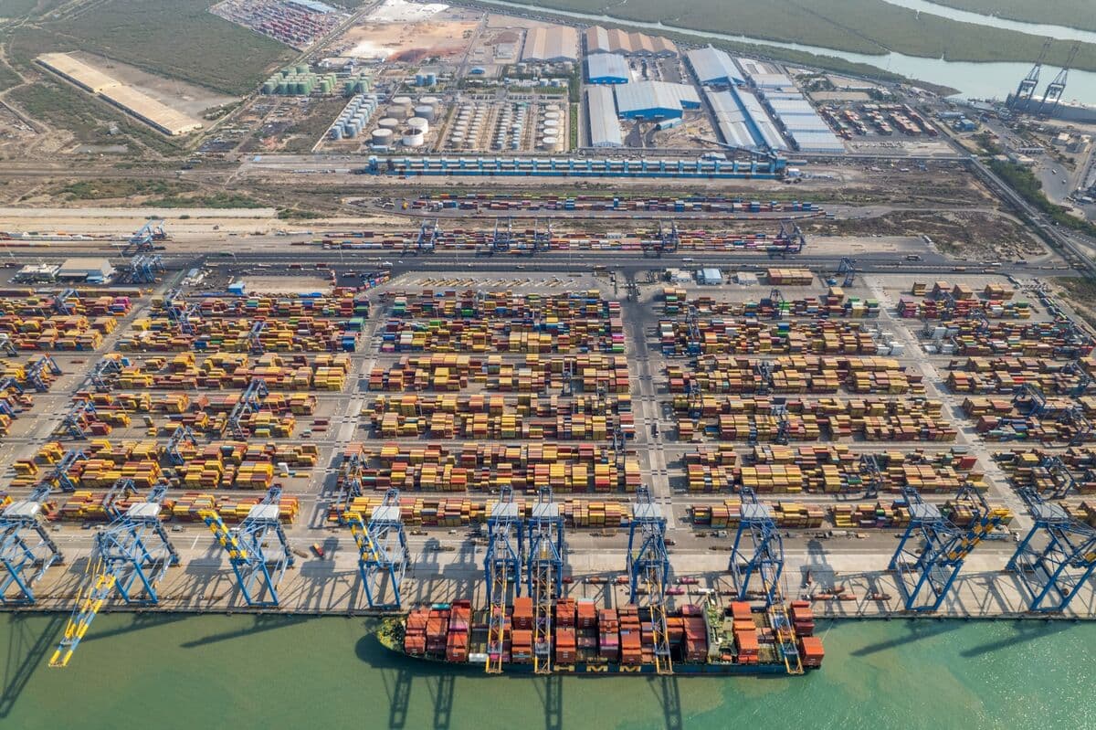 India's Trade Deficit Expands Amid Ongoing Hormuz Shipping Concerns