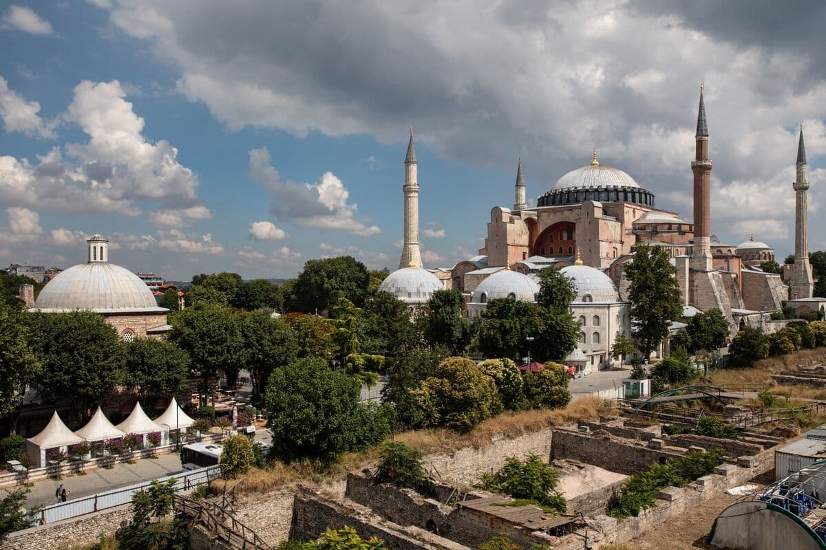 Turkey's State Lenders Sell $6 Billion to Support Lira Following Court Ruling