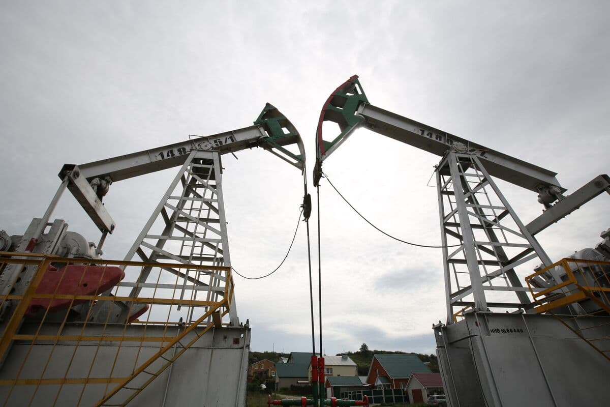 Russia's Oil Production Hits Lowest Level in Over Two and a Half Years