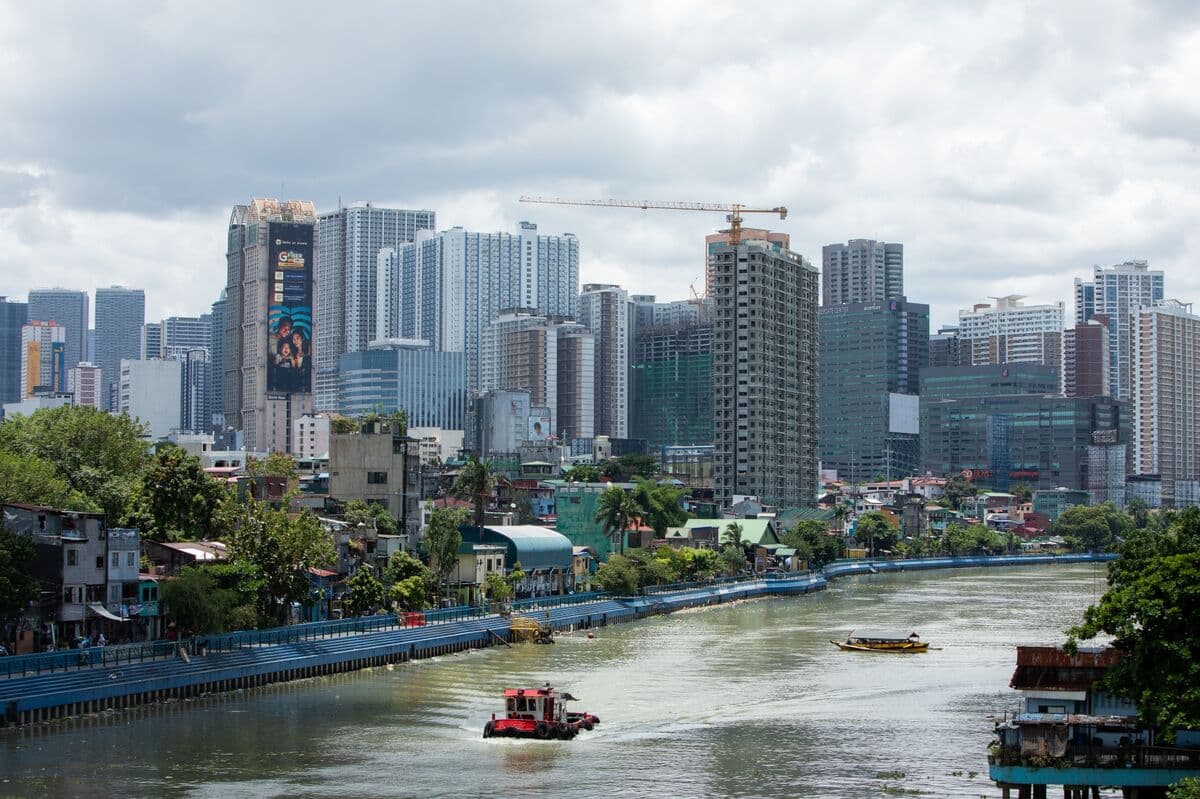 Philippines Plans Sale of Up to 30 Billion Pesos in Treasury Bonds
