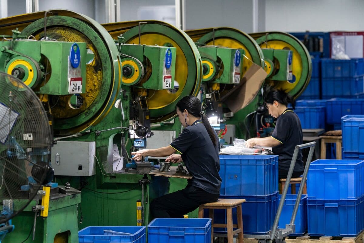 China's Manufacturing Activity Declines Amid Economic Slowdown