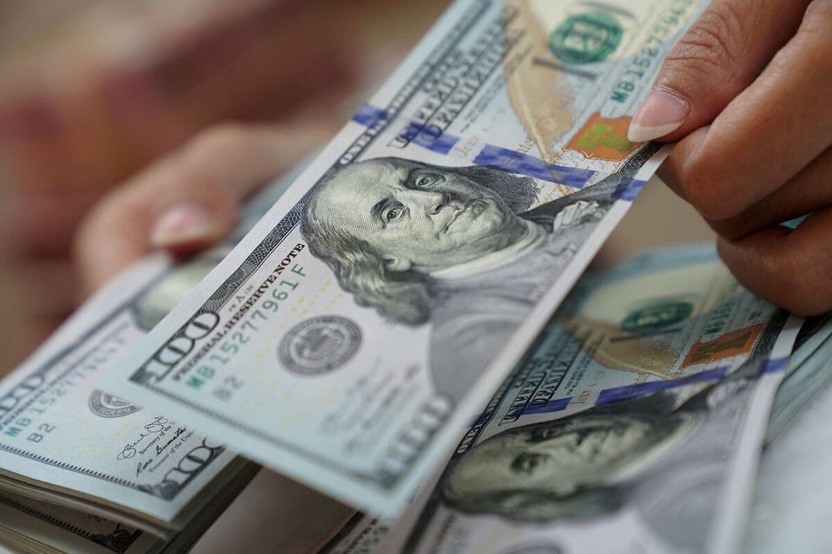 Dollar Poised for Strongest Week Since March Amid Fed Rate Hike Expectations