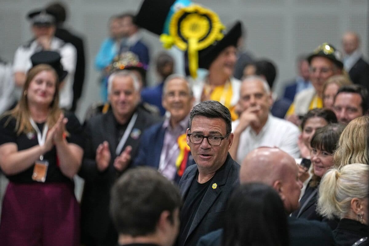 Andy Burnham Secures Open UK Parliamentary Seat, Eyes Challenge to Starmer