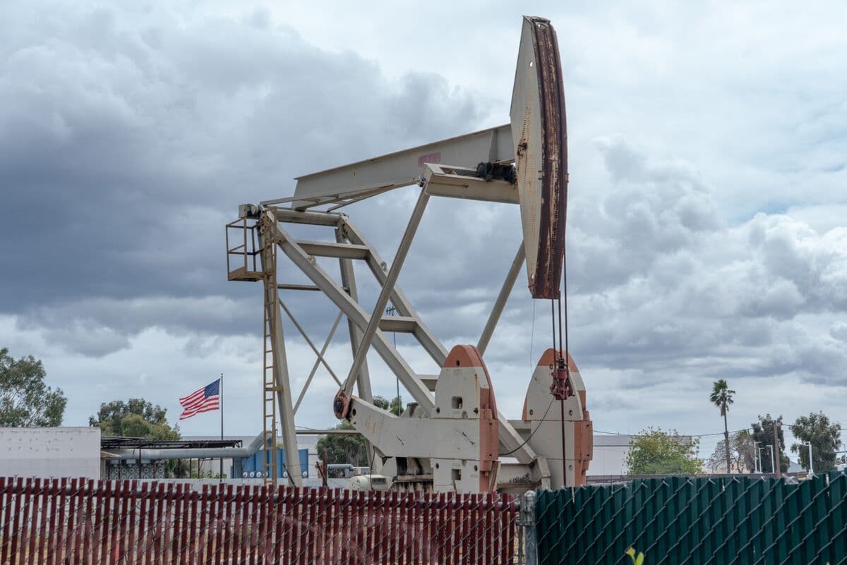 US Crude Inventories Decline by Record 17.8 Million Barrels Amid Export Surge