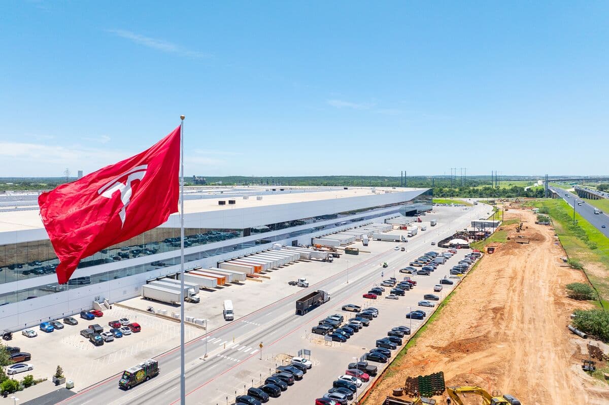 Tesla Stock Declines Following SpaceX's Public Offering