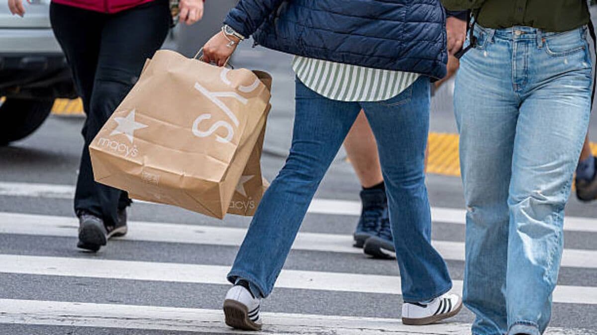 US Consumer Spending Barely Rises in January