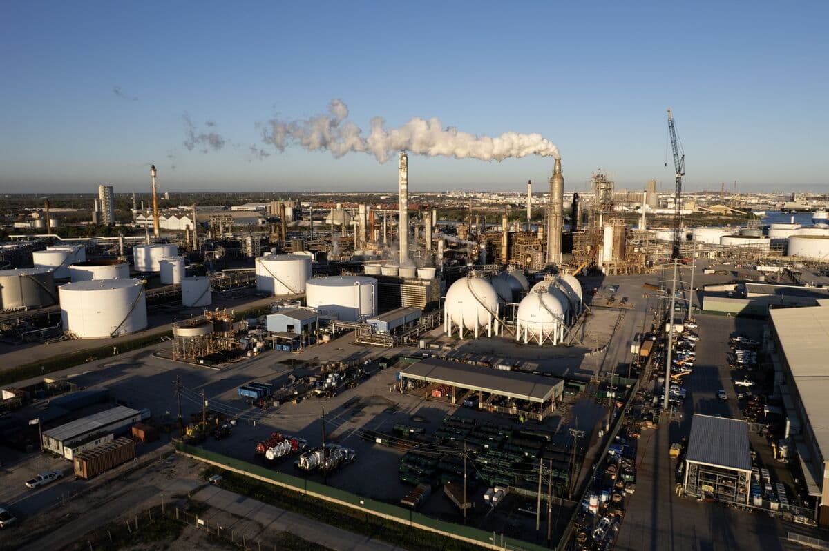 US Oil Refiners Increase Production Amid Strong Demand and Profits