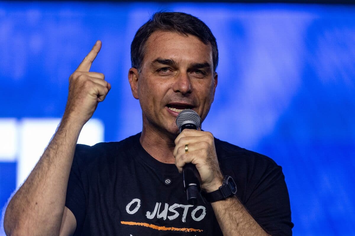 Brazilian Executives Reconsider Support for Flávio Bolsonaro Amid Banking Scandal