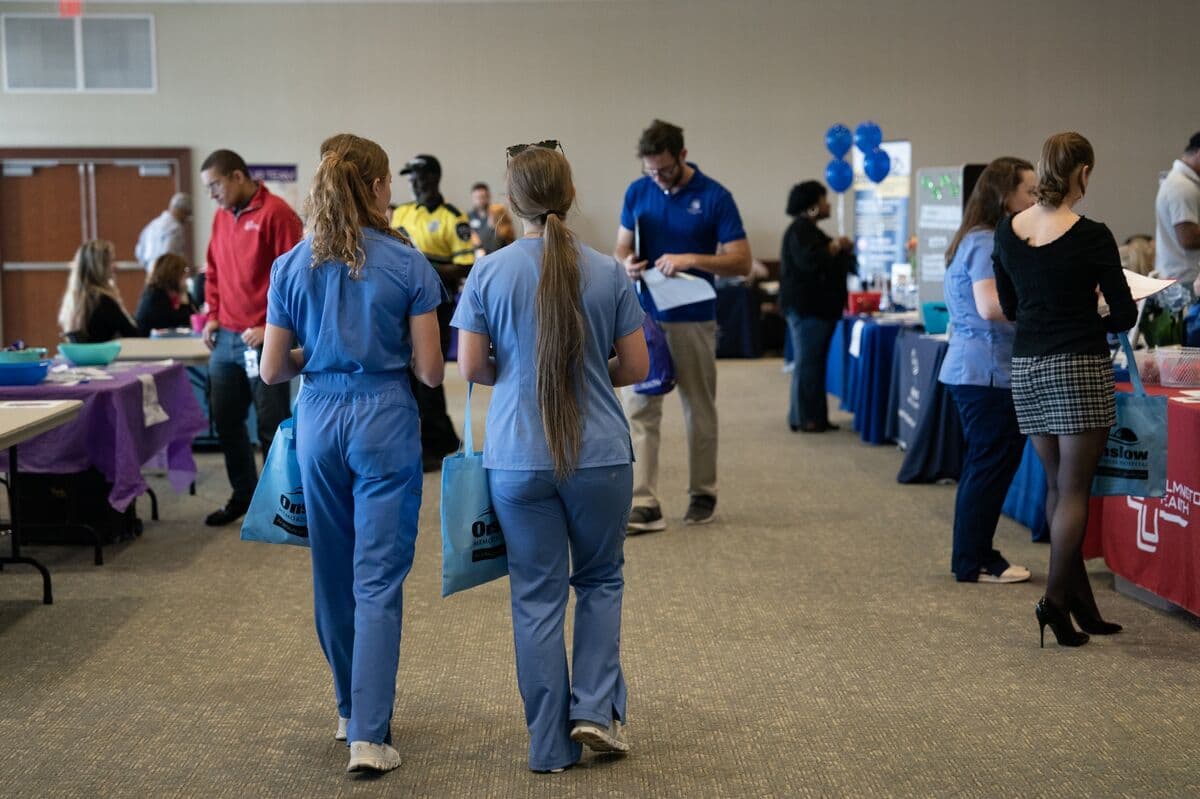 US Jobless Claims Remain Steady as Layoffs Stay Low
