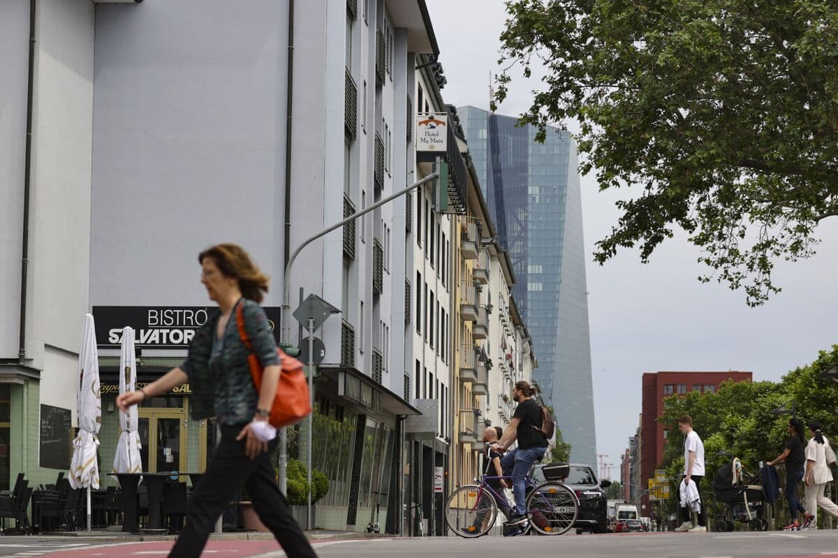 ECB Reports Slight Decline in Consumer Inflation Expectations Amid Ongoing Rate Hikes