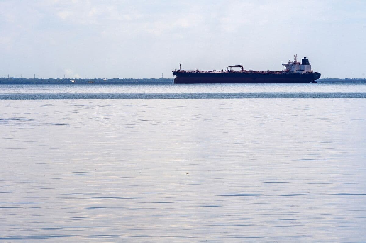 Gulf Nations Advise Ships Against Using Iran's Strait of Hormuz Route