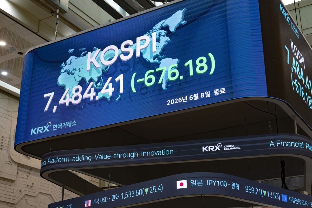 South Korea's Kospi Declines Amid Chipmaker Losses and Geopolitical Tensions