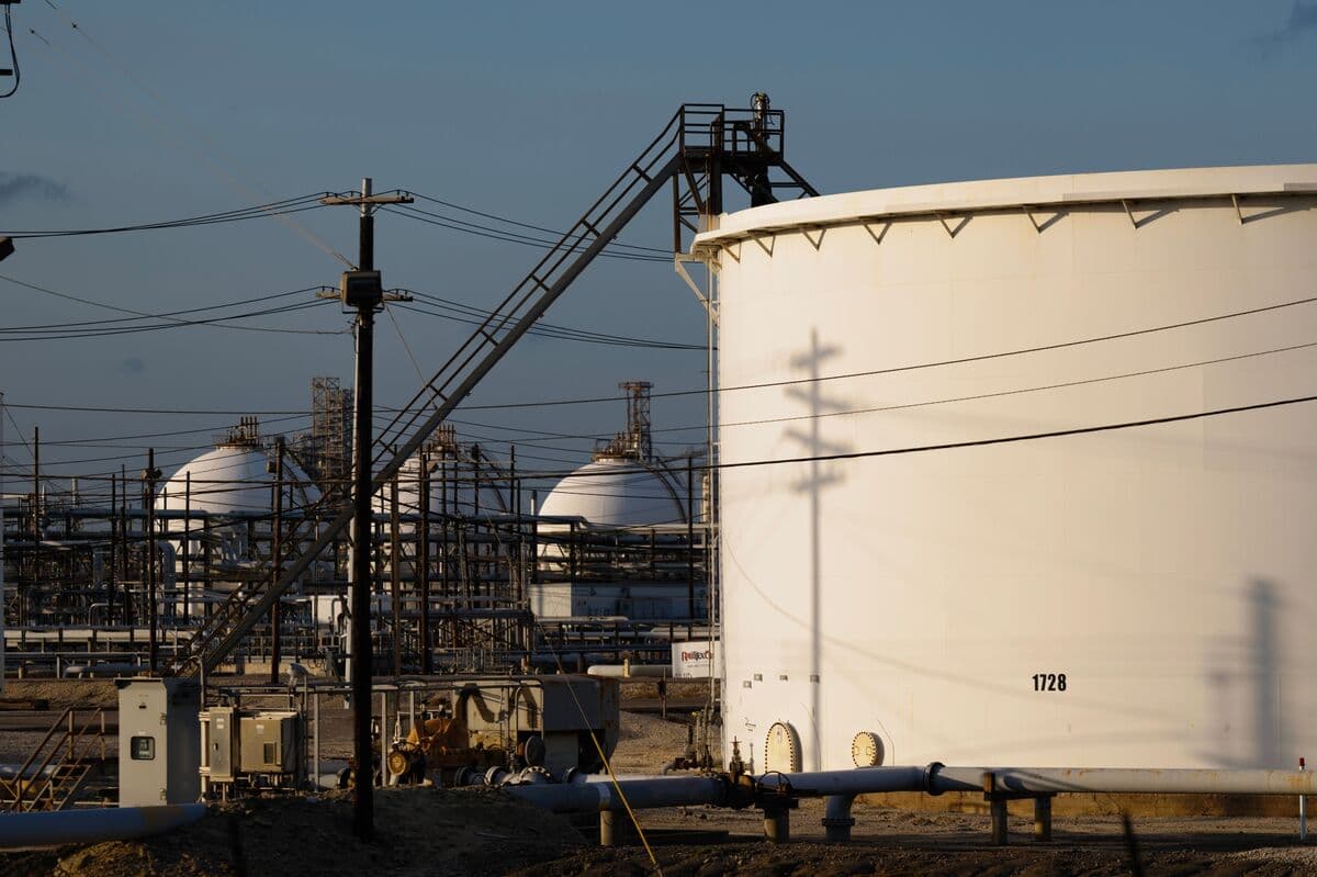 Oil Prices Decline Amid Progress in US-Iran Ceasefire Negotiations