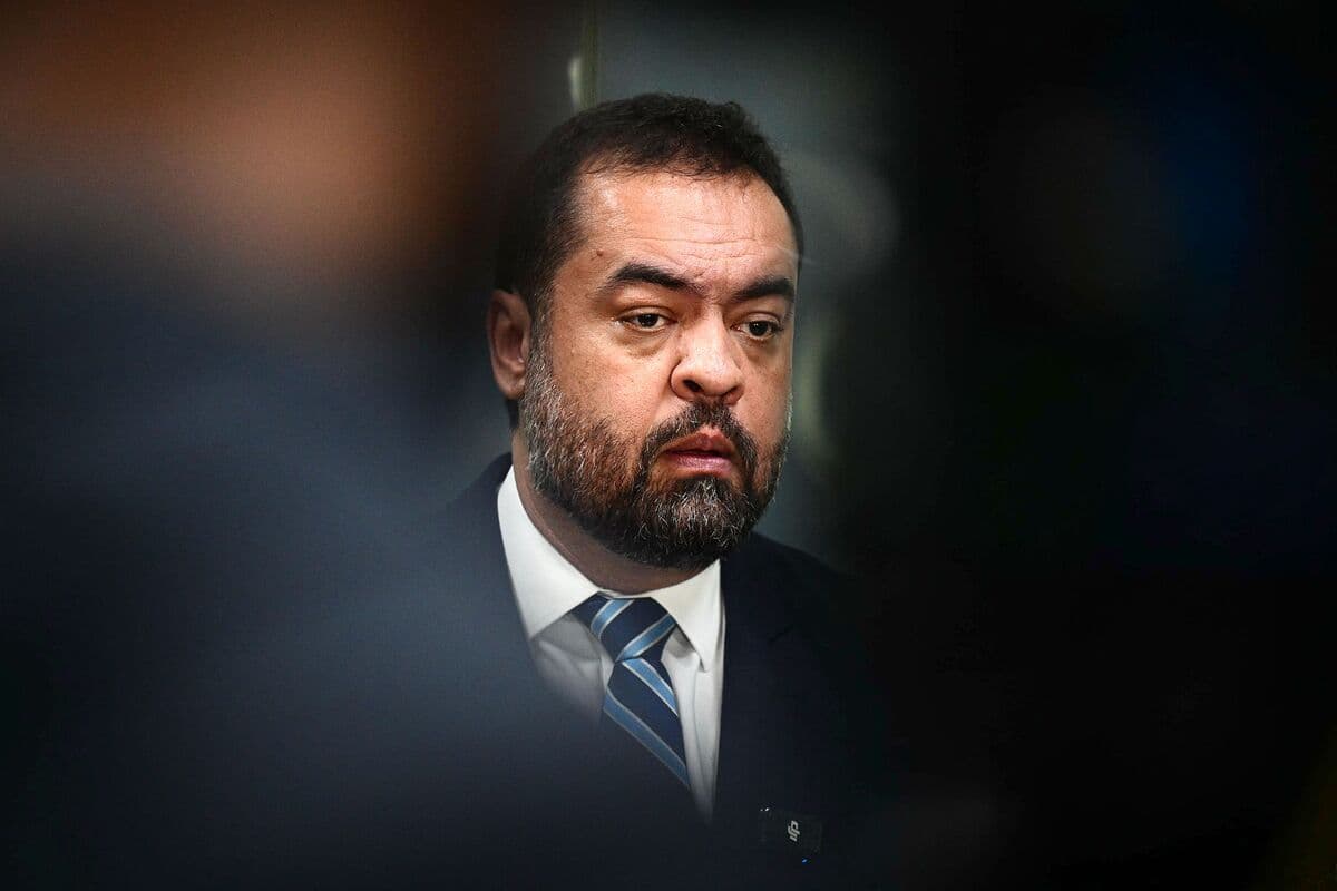 Brazilian Police Conduct Search at Former Rio Governor's Residence in Banco Master Investigation