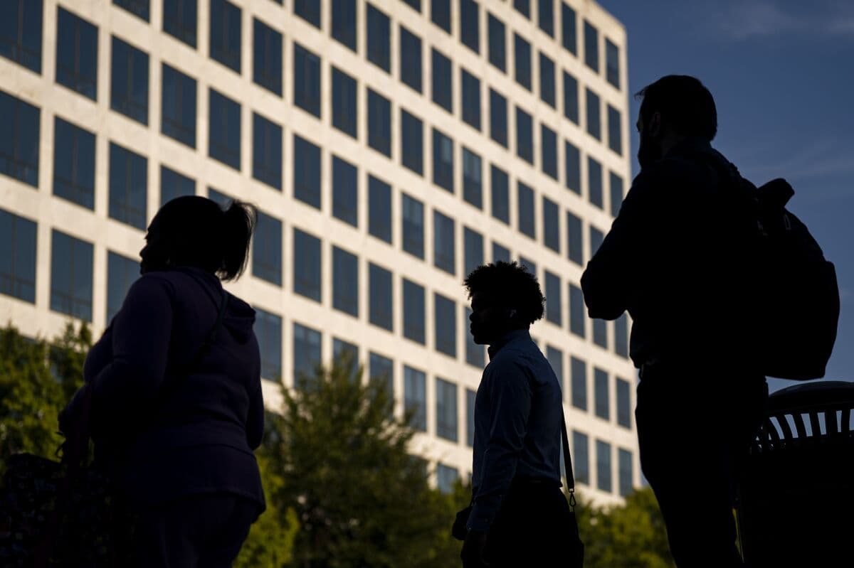 Trump Signs Order Easing Dismissal of Federal Agency Employees