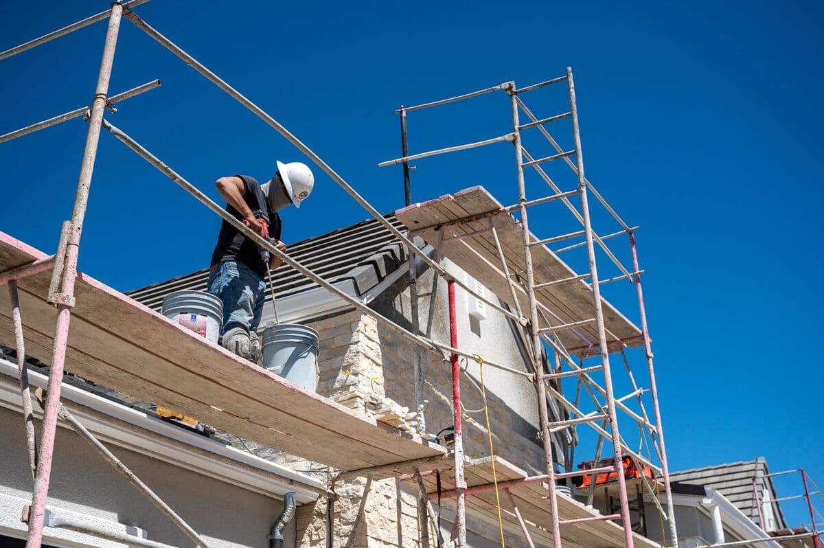 Analyst Recommends Buying Toll Brothers and Selling Lennar Amid Market Shift