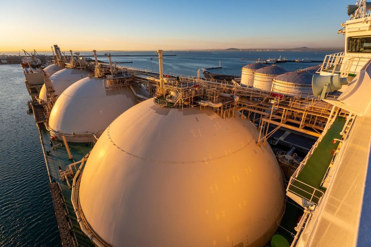 Oil and Gas Vessels Navigate Strait of Hormuz Following US-Iran Agreement