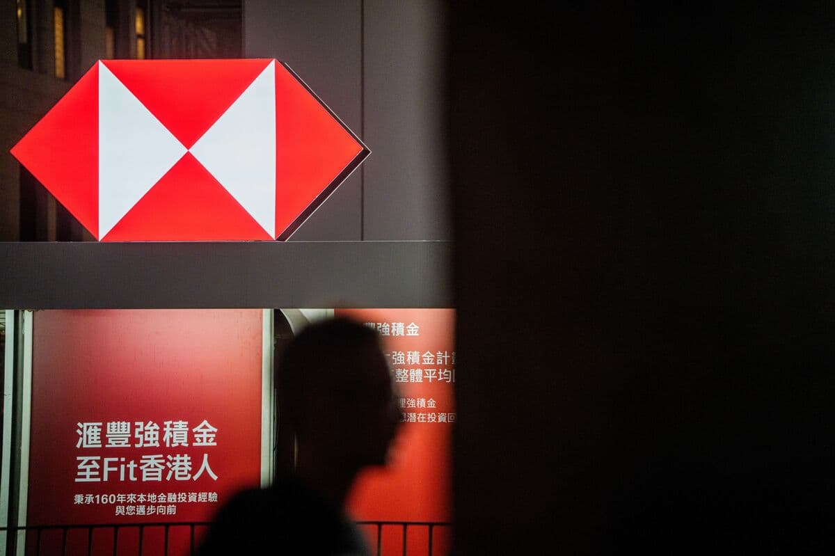 HSBC Survey Reveals Human Advisers Outperform AI for Wealthy Clients