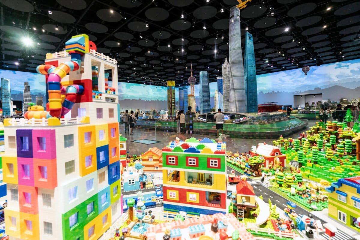 Merlin Entertainments Faces Pressure as Junk Bonds Decline Amid Refinancing Efforts