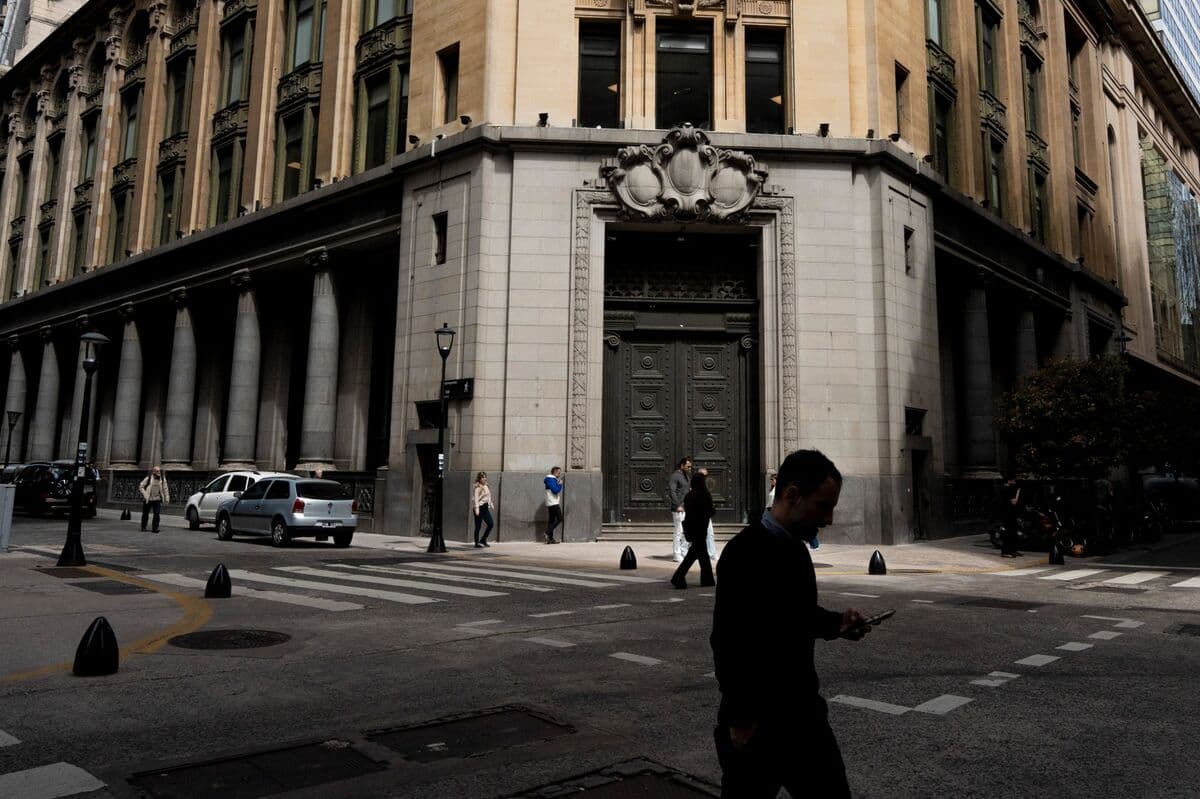 Argentina Authorizes Up to $5 Billion in Dollar Borrowing Amid Loan Negotiations