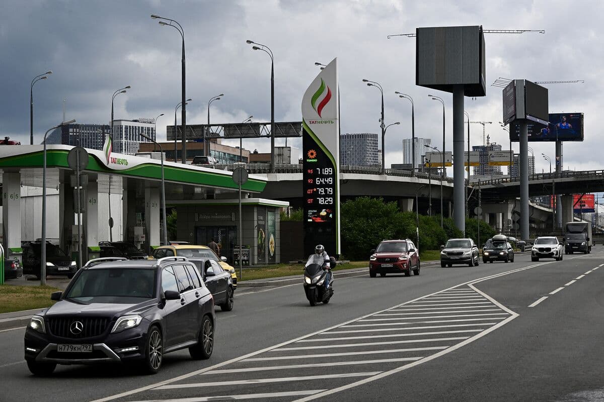 Russian Gasoline Prices Rise Amid Ukrainian Attacks on Refineries