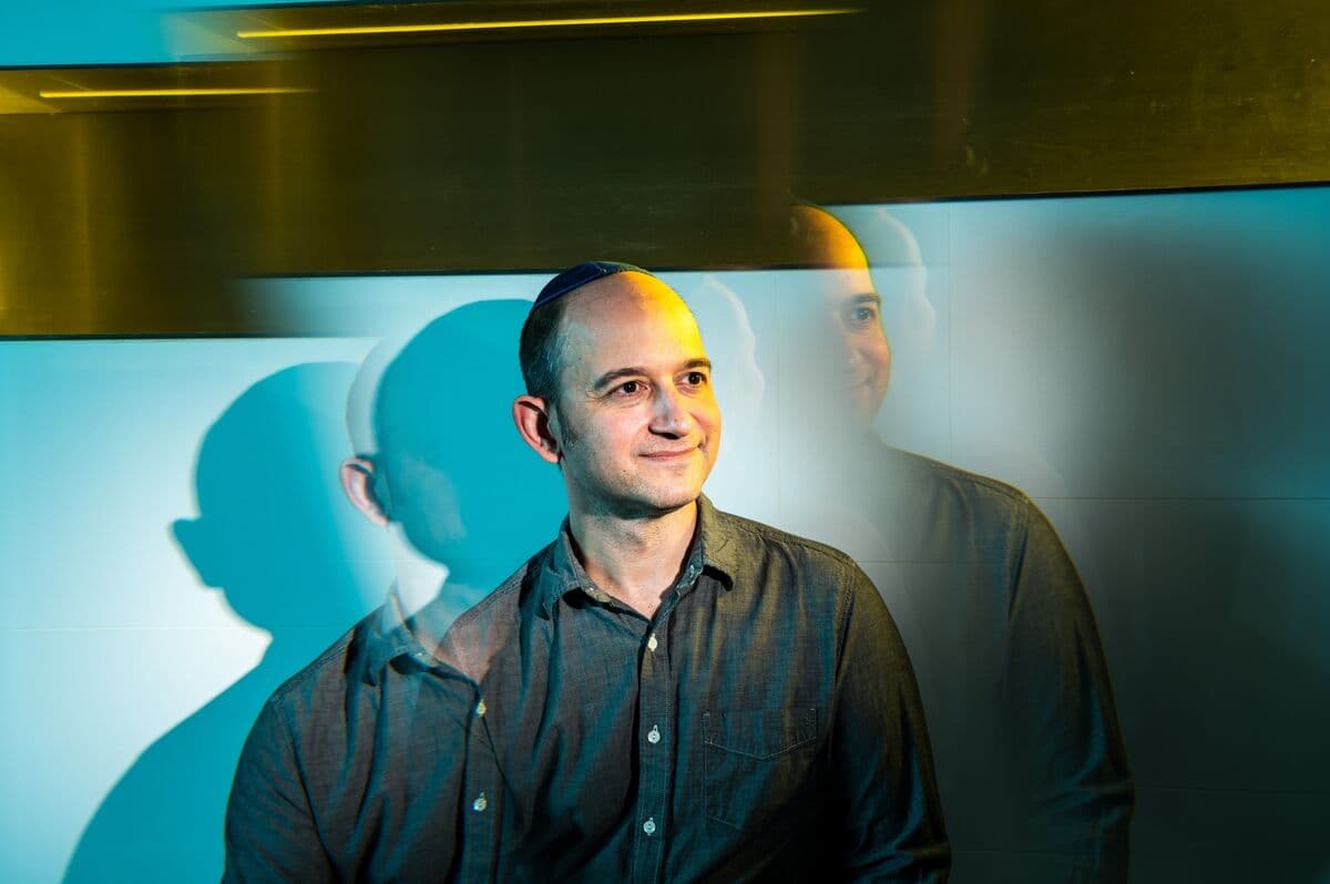 Prominent Google Researcher Leaves for OpenAI, Impacting AI Competition