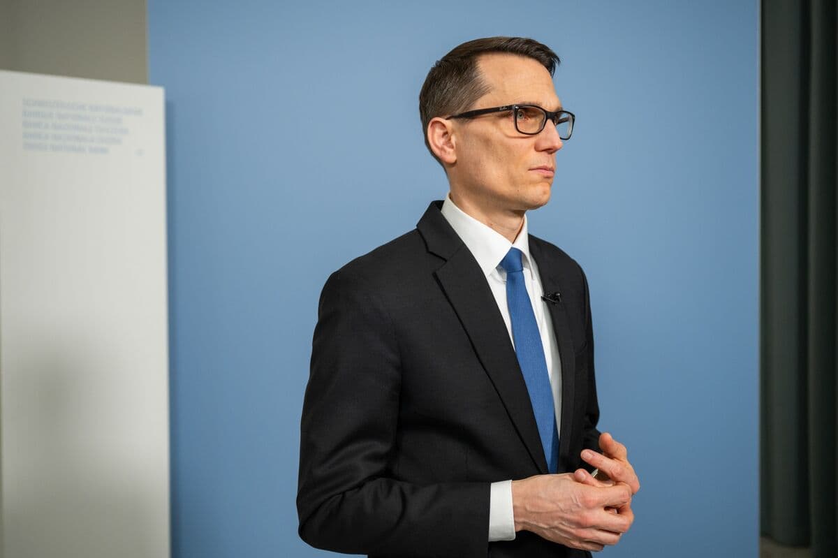 Swiss National Bank Maintains Zero Interest Rate Amid Franc Intervention Threat