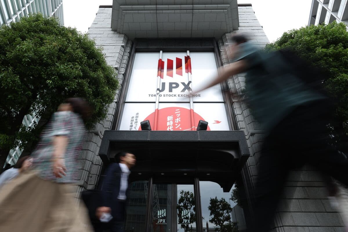 Japanese Stocks Expected to Decline Amid Tech Selloff and Middle East Concerns