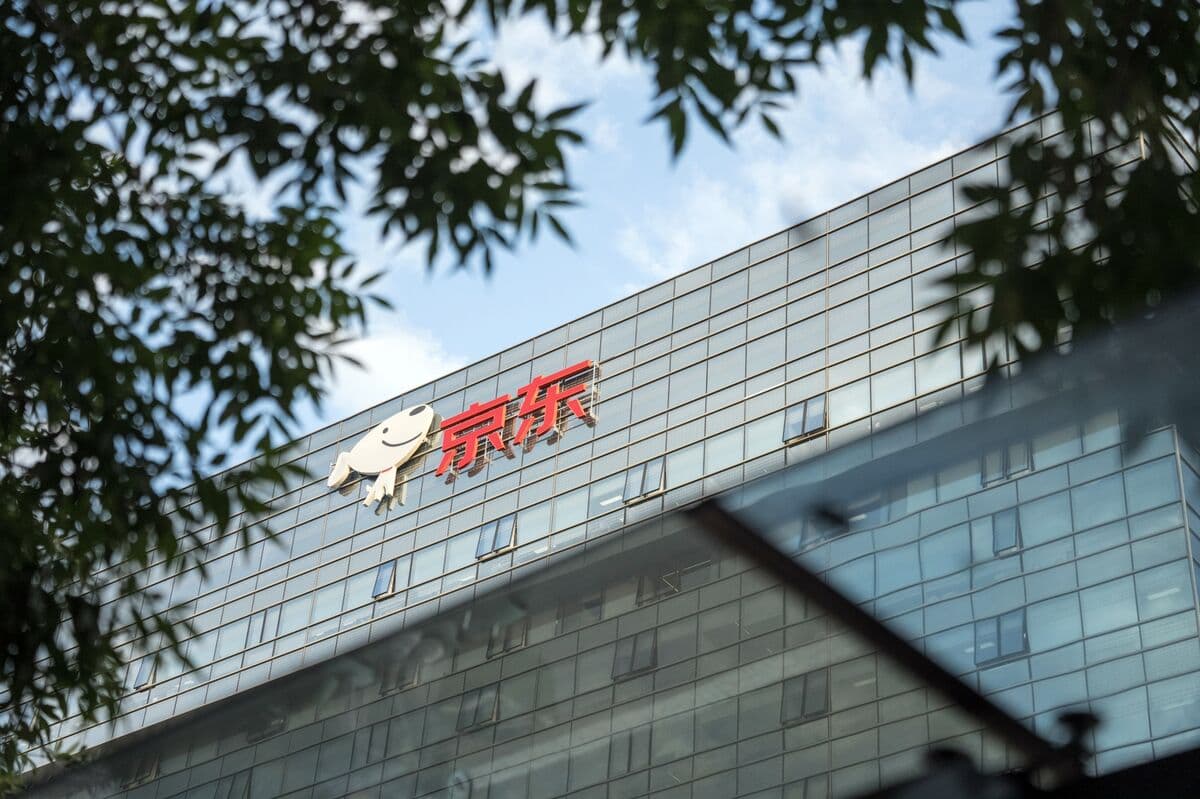 JD.com Founder Commits to Safeguarding Jobs Against Automation Threats