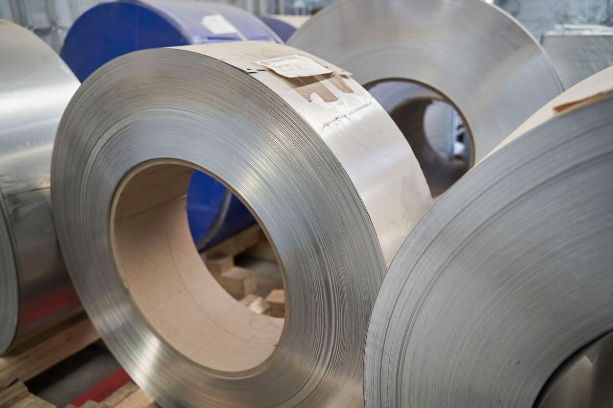 Aluminum Rises as Major Smelter Slashes Output in Middle East