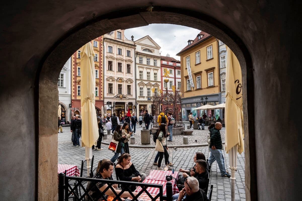 Czech Prime Minister Calls for Interest Rate Reduction Amid Rising Inflation Risks