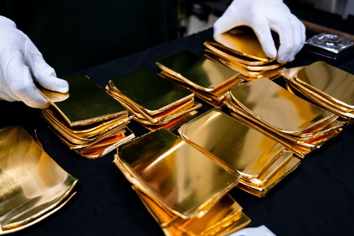 Goldman Sachs Lowers Year-End Gold Forecast by $500 Amid Fed Rate Stance