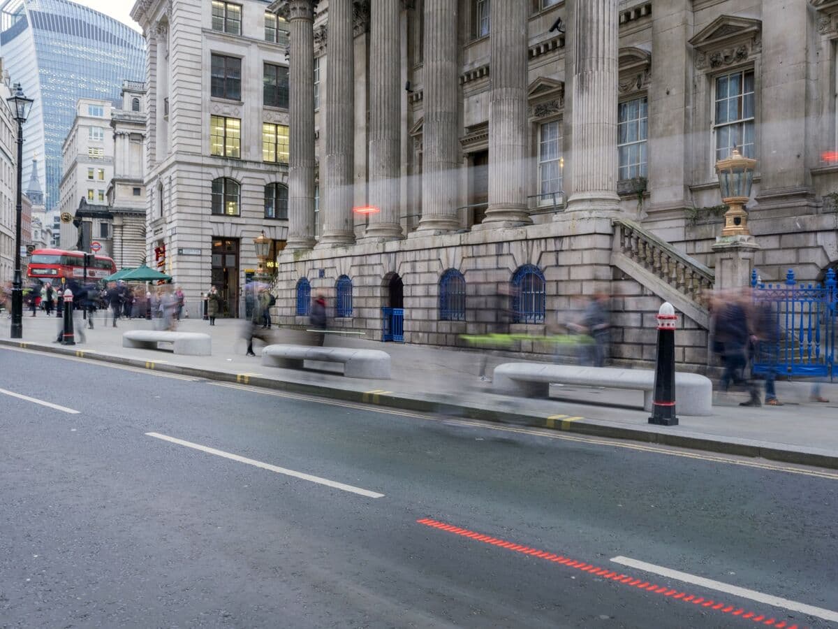 AI Reduces Number of Finance Analyst Positions in London