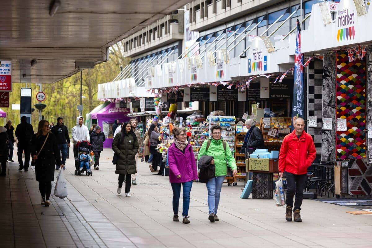 UK Retail Sales Post First Drop in Three Months, ONS Says