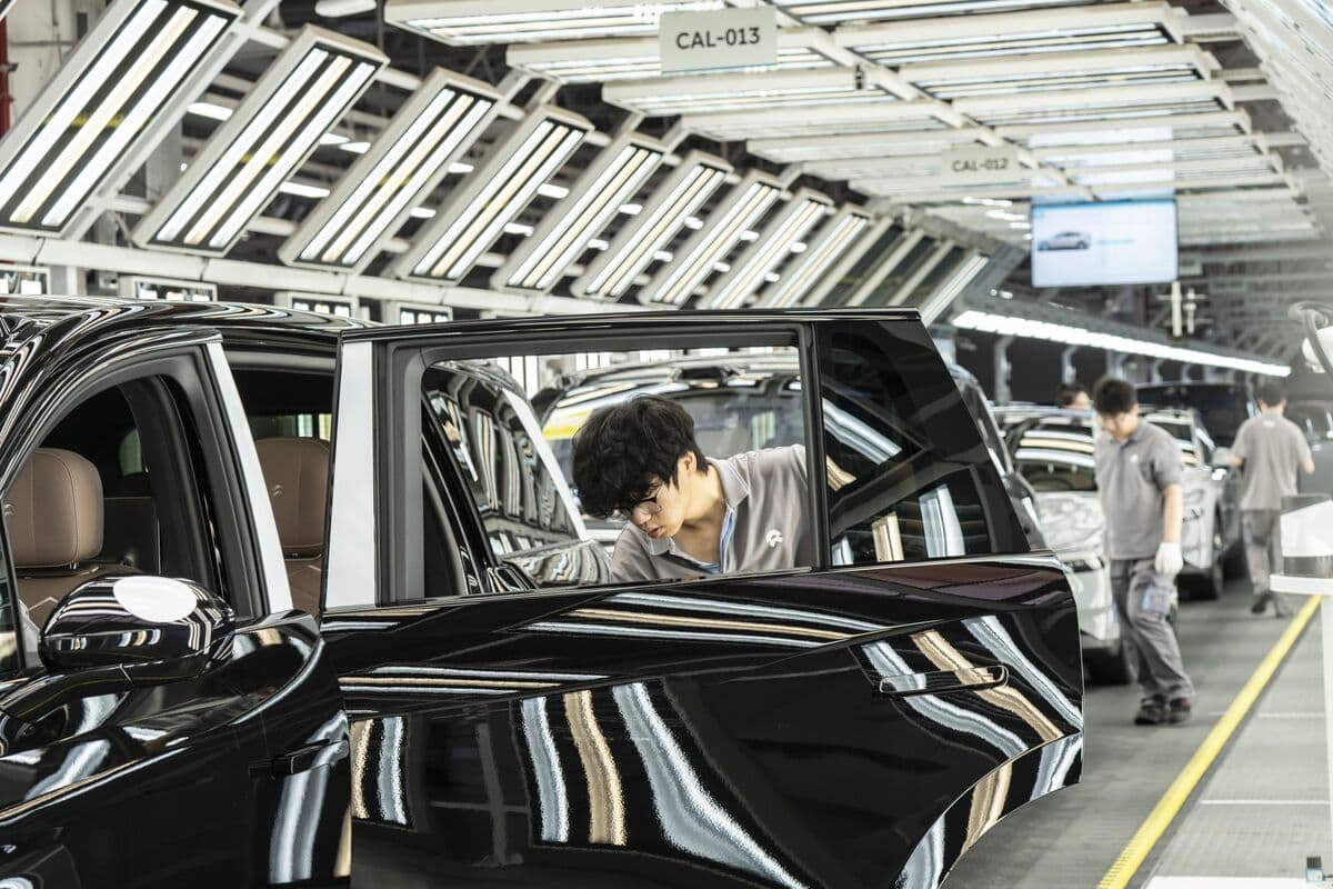 China's Factory Activity Declines, Signaling Economic Challenges Ahead