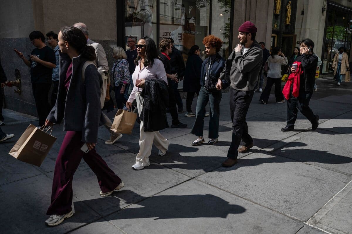 US Consumer Confidence Declines Amid Rising Inflation Concerns