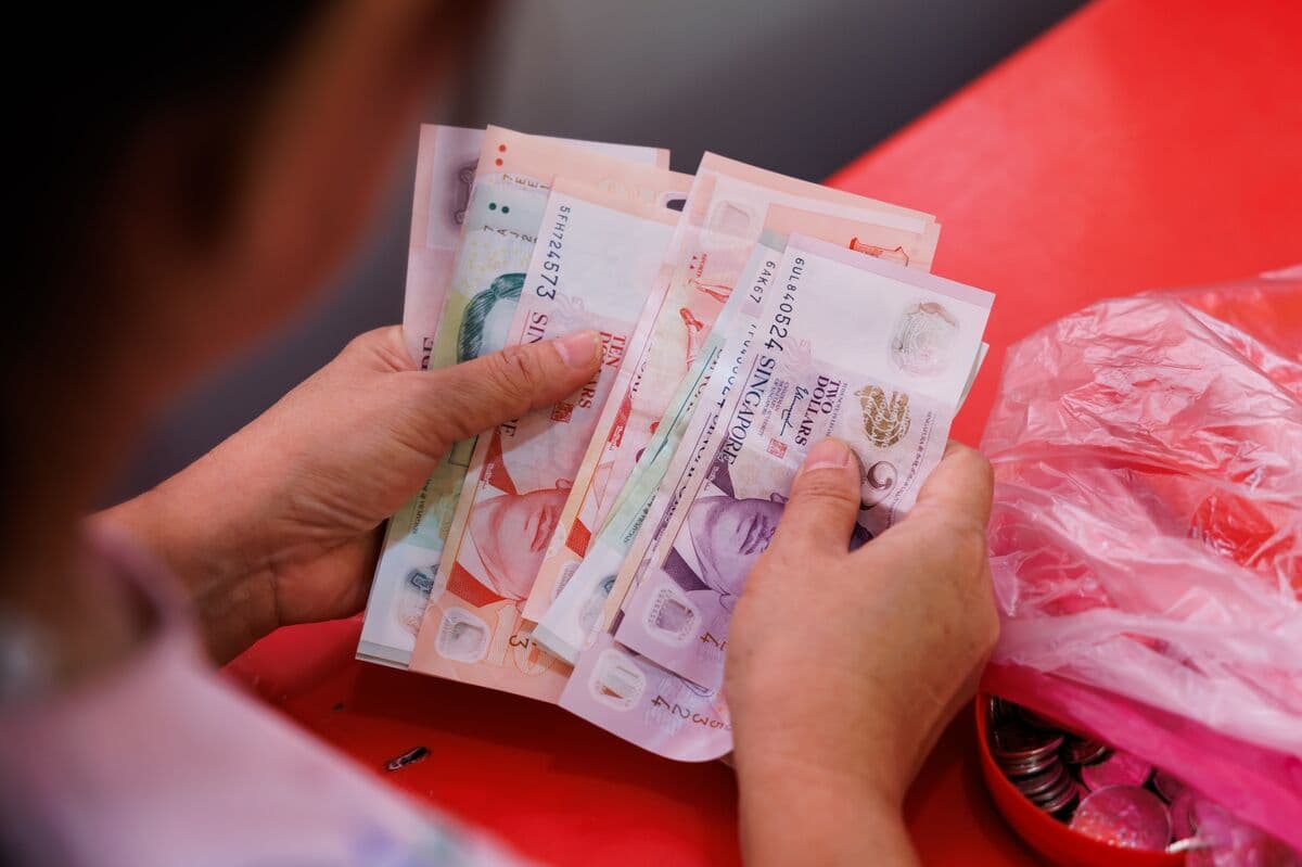 Analysts Predict Strengthening of Singapore Dollar Amid Fed's Hawkish Stance