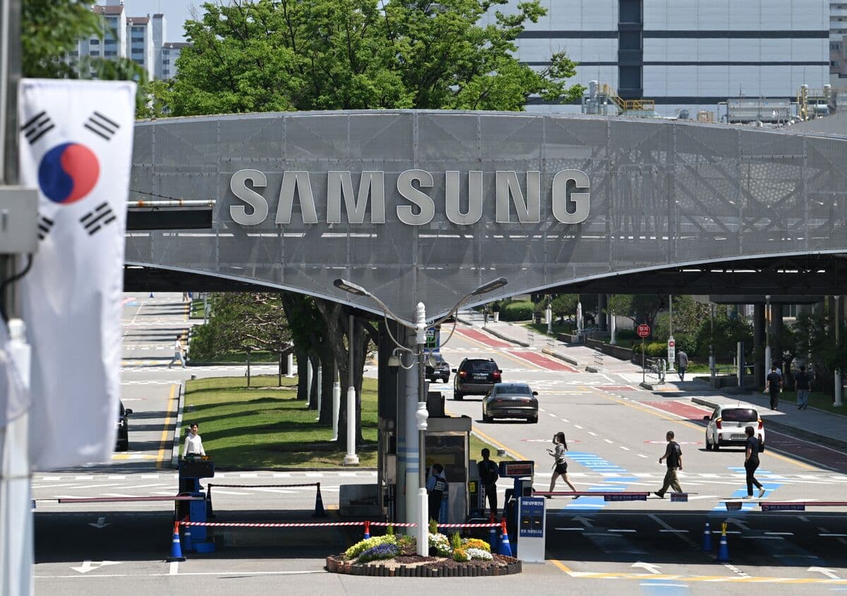 Surge in Samsung and SK Hynix Stocks Forces Funds to Liquidate Positions