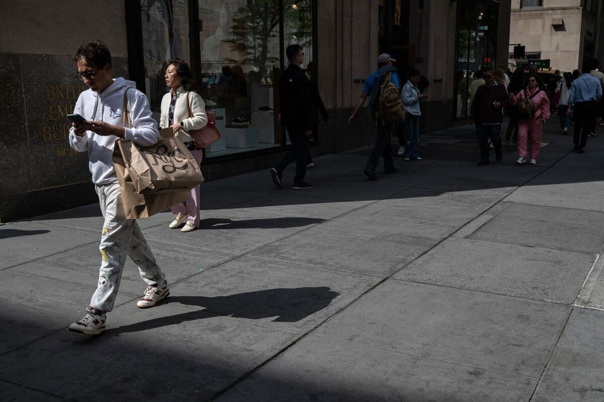 UBS Chief Strategist Warns of US Consumer Slowdown Impacting Stock Market