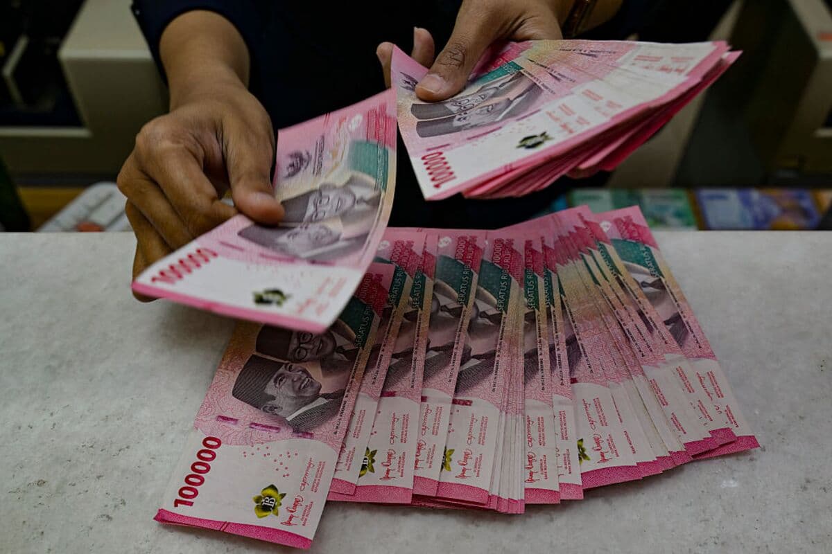 Indonesia and India Take Steps to Support Declining Currencies Amid Energy Price Surge