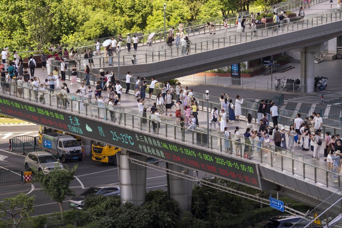 Emerging-Market Stocks Decline Amid Chinese E-Commerce and Middle East Tensions