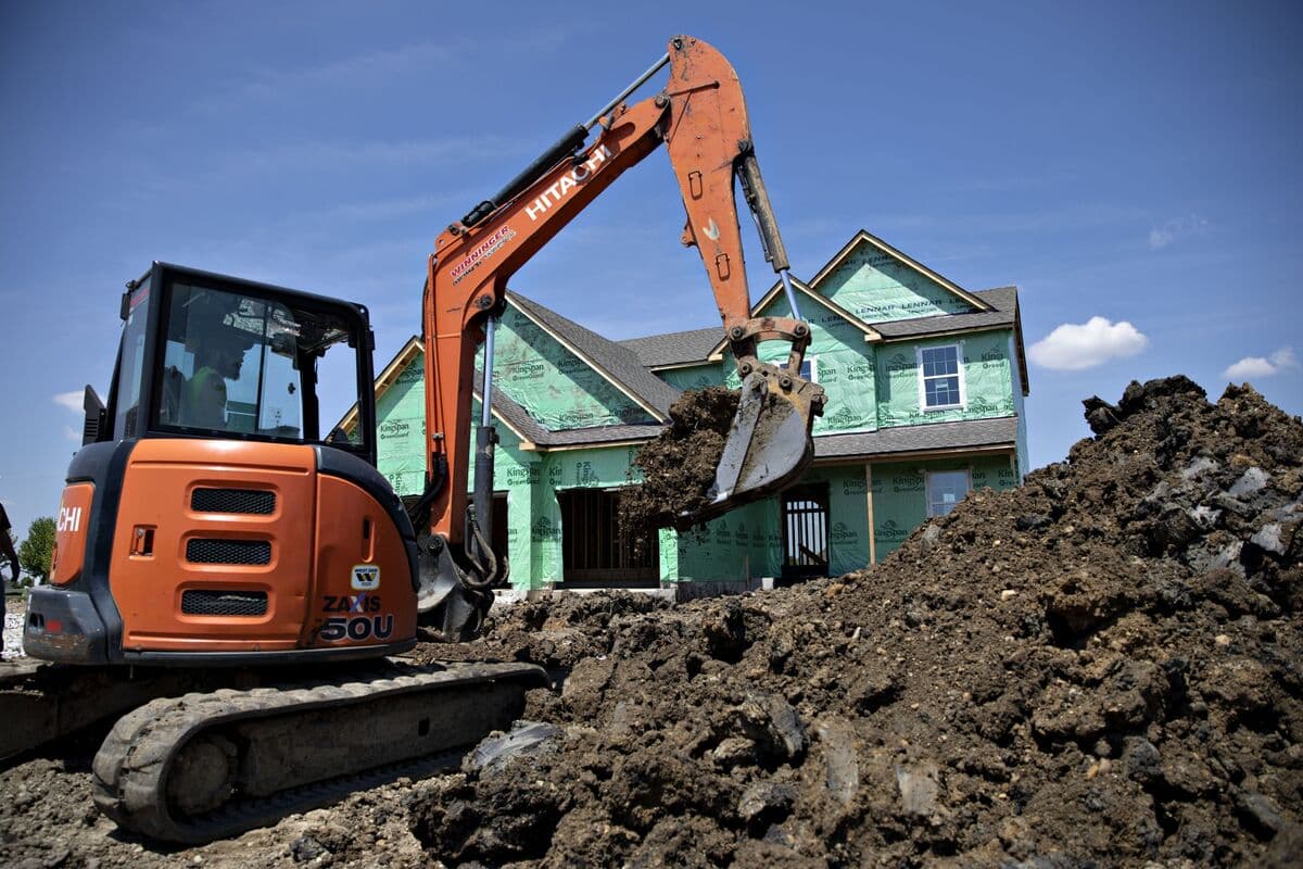 Hitachi Construction Machinery Shares Decline Following $570 Million Stock Sale